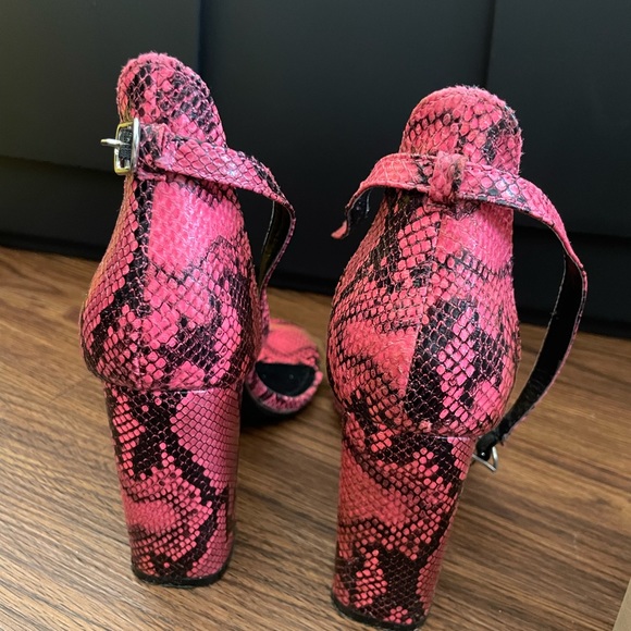 Pink snake print high heels - Picture 2 of 3